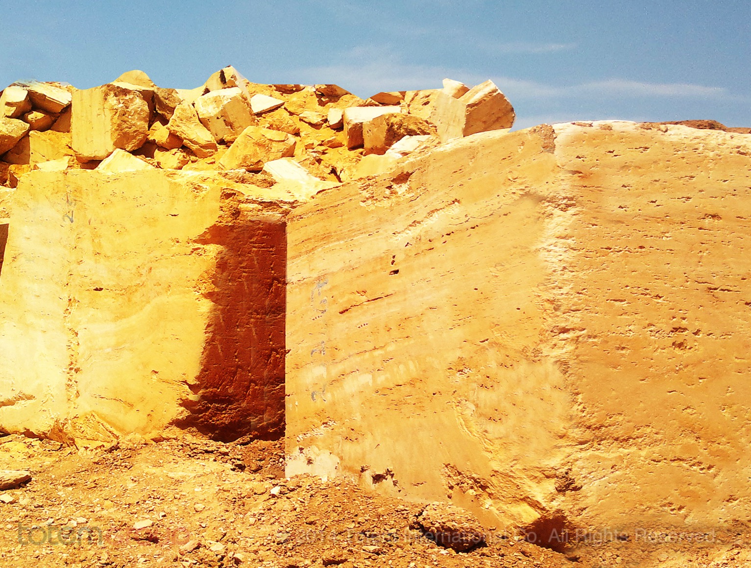 TGTR 325 - Golden Travertine